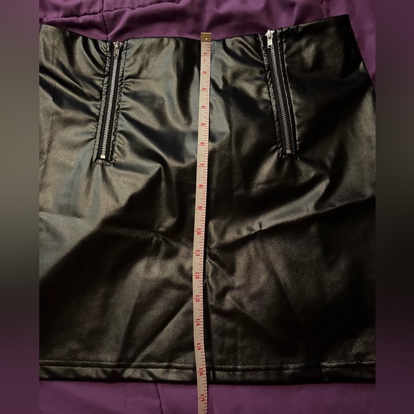 NWOT Black mini skirt - Picture 4 of 4